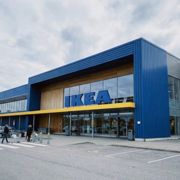Für 9,99 € schafft dieser klappbare IKEA-Halter unerwarteten Platz auf der Arbeitsfläche