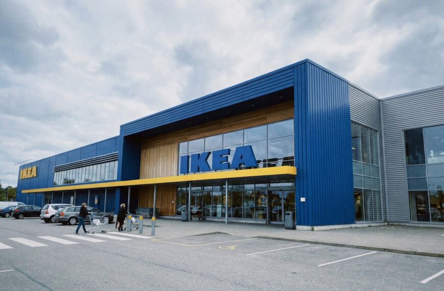 Für 9,99 € schafft dieser klappbare IKEA-Halter unerwarteten Platz auf der Arbeitsfläche